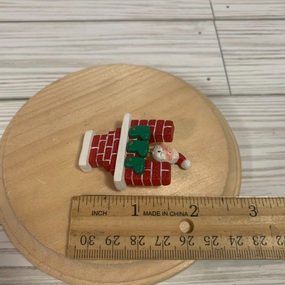 Vintage Hallmark Christmas Santa Peek A Boo Fireplace Brooch - Picture 5 of 6
